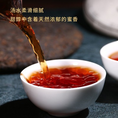 易武刮风寨老树熟茶饼老农古林普洱茶批发新款礼盒茶357g高山野放 2饼起批图3