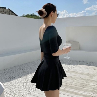 2021新款赫本风纯黑保守裙式气质V领高腰露背沙滩度假连体泳装女  2件图3